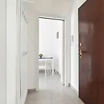 Guesthost - Piazza Tripoli Bright Apartman