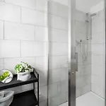 Guesthost - Piazza Tripoli Bright Apartman Milánó