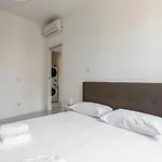 Guesthost - Garibaldi & Gae Aulenti Modern With Private Parking! Apartment *