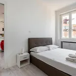 Guesthost - Garibaldi & Gae Aulenti Modern With Private Parking! Mailand
