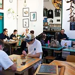 بيت شباب Madama & Bistrot