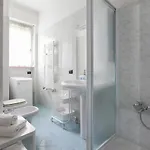 Guesthost - San Siro Stadium Garden Flat Apartment *