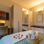 Modern&bright 2 Bedroom Flat 50m From M4 Stop *