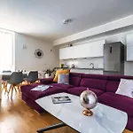 5 Min Walk From Subway Elegant & Modern *