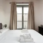 Guesthost - Modern In With Balcony Milão