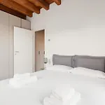 Guesthost - Modern In With Balcony Apartamento *