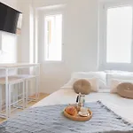 Modern Stylish - Isola & Station *