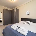 Apartamento Modern 2br With Private Balcony, Steps To Metro Milán