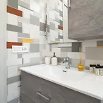 Modern 2br With Private Balcony, Steps To Metro Apartamento *