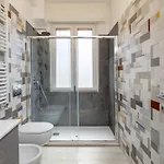 Apartamento Modern 2br With Private Balcony, Steps To Metro Milán