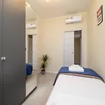 Modern 2br With Private Balcony, Steps To Metro Apartamento