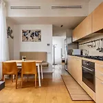 アパート One Bedroom In Brera ミラノ