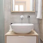 Tiny & Tidy In The Key Area Of 아파트 *