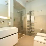 Luxury House - 2 Minutes Walk From Station 아파트