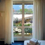 Elegant Stylish House With Garden & Ac *