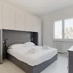 Guesthost - Piazza Tripoli Bright Apartman Milánó