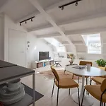 Newly Renovated Bright Penthouse ميلان