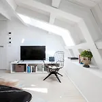 Newly Renovated Bright Penthouse * ميلان