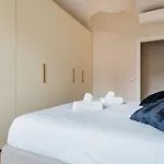 Guesthost - Bright Gambara Apartment