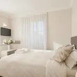 Hotel Royal Suites *