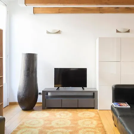 Apartment Plum Guide - Palm Fronds *