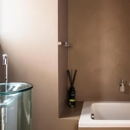 Apartment Plum Guide - Lisztomania