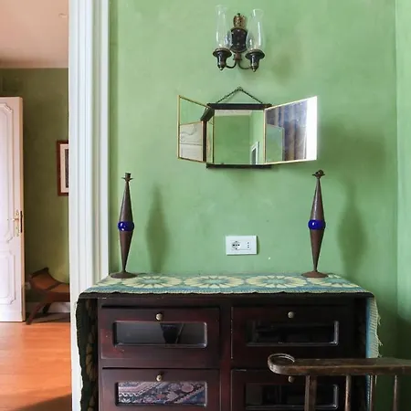 Plum Guide - Tarragon Mirror * Milán
