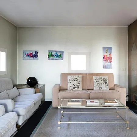 Plum Guide - High Parsonage Milano