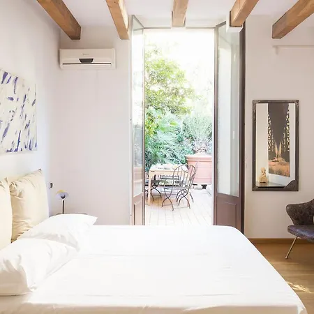 Apartment Plum Guide - Palm Fronds *