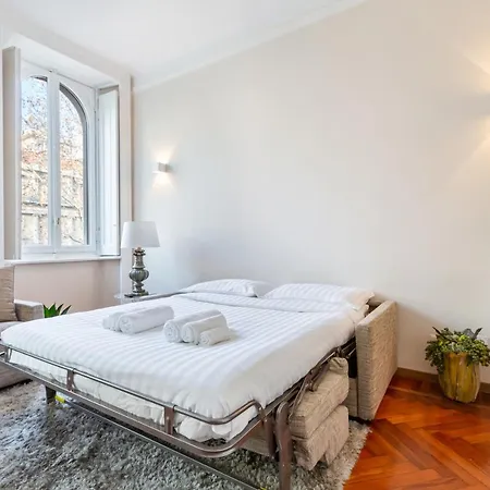 Porta Romana Cozy شقة