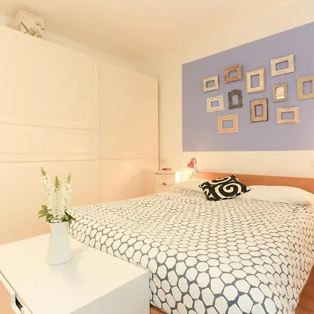 One-bedroom In Isola District