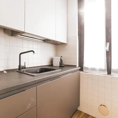 Red Subway X4 Apartment *