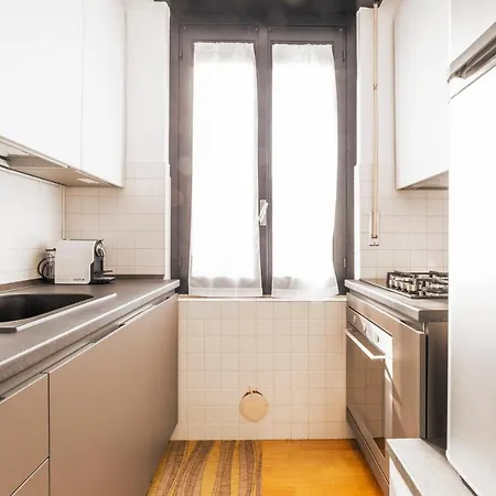 Red Subway X4 Apartment
