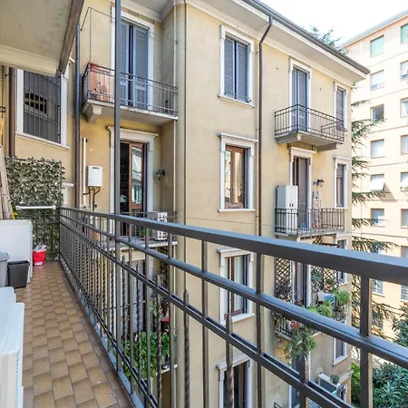 Guesthost - Lovely Near Piazza Firenze! Апартаменты *