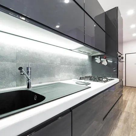 Апартаменты Guesthost - Lovely Near Piazza Firenze! *