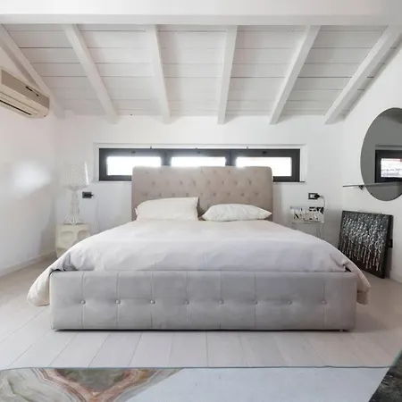 Unique 4 Storey House On Naviglio 4bd, 4bt *