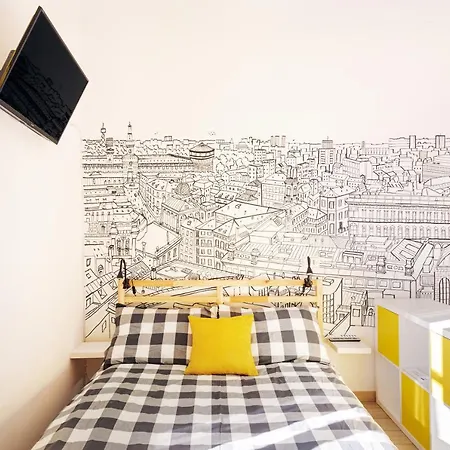 A Yellow Touch - Modern In Isola Apartment