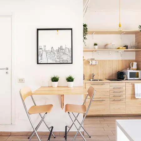 A Yellow Touch - Modern In Isola Apartment