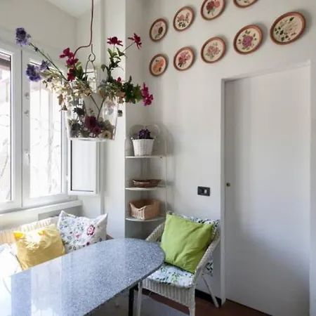 Guesthost - Porta Ticinese Balcony Milan