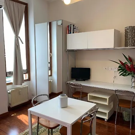 Bilocale Appena Ristrutturato - Stazione Apartman *