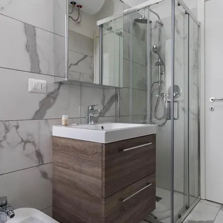 Apt24 - Modern With Balcony