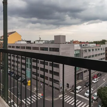 Apt24 - Modern With Balcony