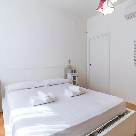 Апартаменты Joivy Cosy 1-bed Near Centrale