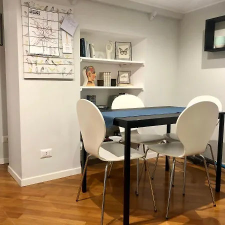 Lovely Flat In Early 20th Century Building شقة