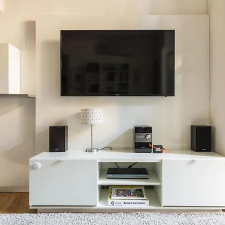 Luxury Modern One Bedroom In Great Location Apartment