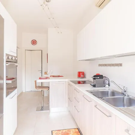 Apartament Cozy One-bedroom With 2 Balconies In Sempione District Mediolan