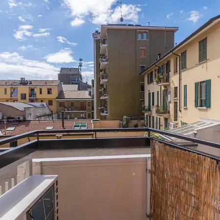 Cozy One-bedroom With 2 Balconies In Sempione District Mediolan
