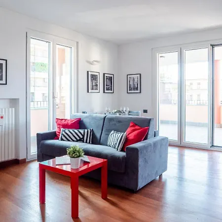 Bright One-bedroom With Terrace In מילאנו