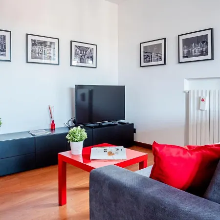 Bright One-bedroom With Terrace In דירה מילאנו