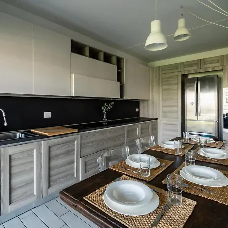 The Rent - Spacious Four-bedroom Close To Forlanini Distrct * Milánó